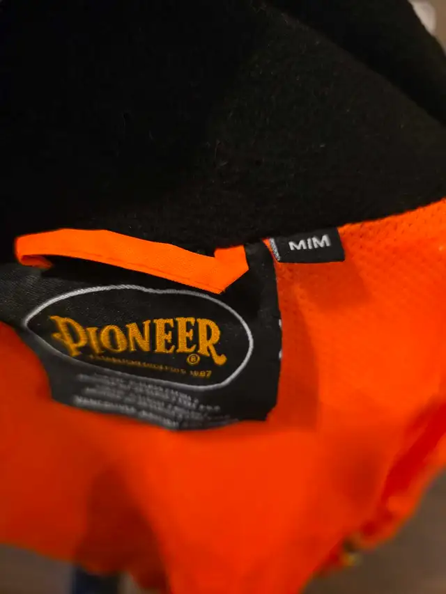 rain jacket pioneer medium in Men's in Edmonton - Image 6