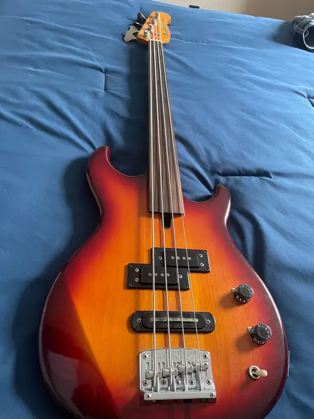 Fretless Yamaha BB2000 Bass | Guitars | Oshawa / Durham Region