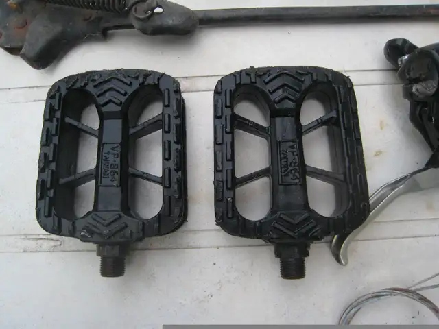 Pieces velo varies various bike parts in Frames & Parts in Laval / North Shore - Image 3