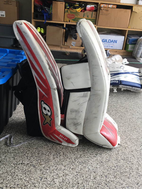Goalie equipment for Sale. dans Hockey  à Moncton - Image 2