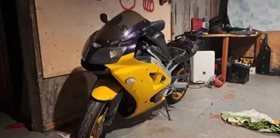 Zx6r en bonne états ne démarre pas besoin de refaire les carburateur besoin inspection donc a vendre...