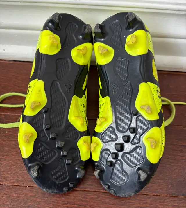 soccer shoes - kids size 10.5 in Soccer in Ottawa - Image 5