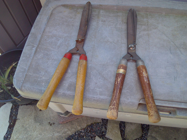WOOD HANDLED HEDGE CLIPPERS in Outdoor Tools & Storage in Windsor Region