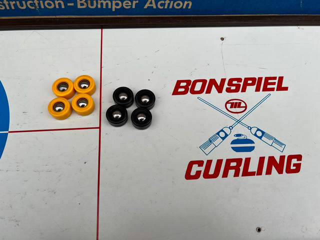 VINTAGE BONSPIEL / SHUFFLEBOARD TABLE + ORIGINAL PLAYING PIECES in Arts & Collectibles in Mississauga / Peel Region - Image 3