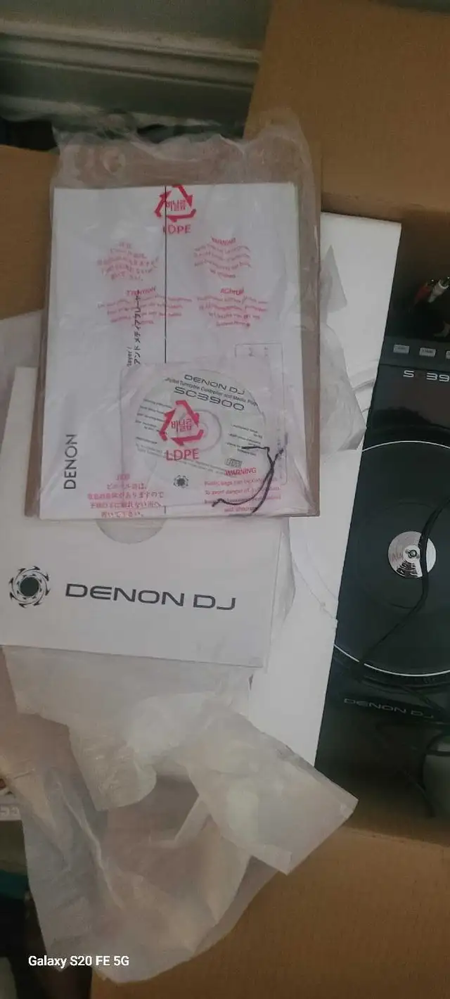 2 Denon SC3900 DJ Decks,1 Vestax Mixer in Performance & DJ Equipment in City of Toronto - Image 3