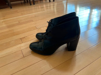 Clark's Artisan Black Lace up Booties - size 8