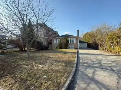 For rent Spacious 3 bedrooms house in well desirable prestigious area in North York near to buses an...