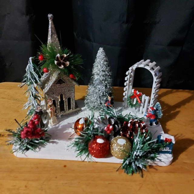 Christmas Center Piece - No Lights - $15.00 in Holiday, Event & Seasonal in Belleville - Image 4