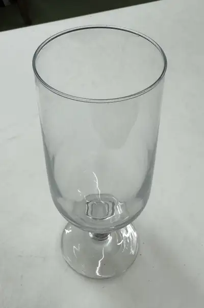 Verres à pied neufs Pasabahce à vendre - 1$ chaque 11 verres disponibles. 345 ml Jamais utilisés, bo...