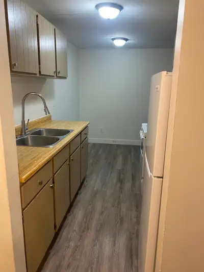 - Quiet building - Laundry on each floor - Hot water included - Parking available - Cat Friendly Wit...