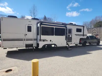 Almost brand new***Grand design influence 3704BH fifth wheel. Solar package, extra battery, Generato...