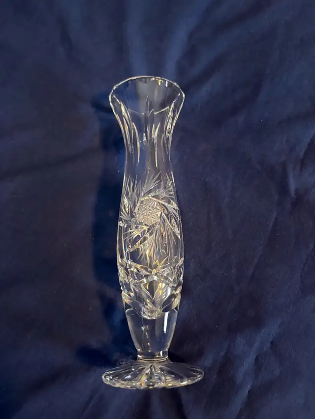 Handcut Crystal Bud Vase in Pinwheel Design in Home Décor & Accents in City of Montréal - Image 3