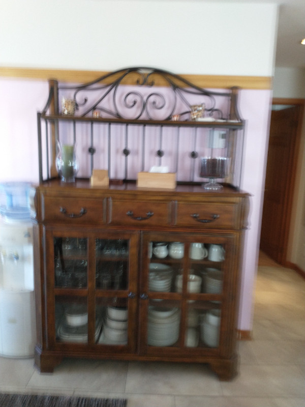 Beau set de salle à manger table et buffet de belle qualité Mobilier