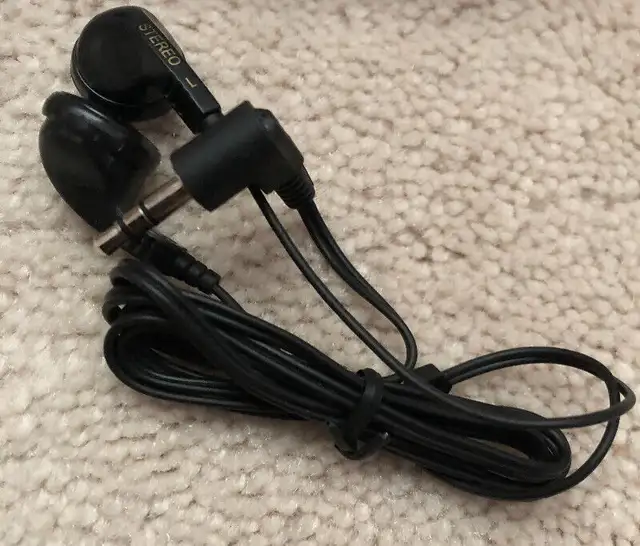 FM SCANNER RADIO with torch light Ear Phones and Batteries NEW in General Electronics in Mississauga / Peel Region - Image 4