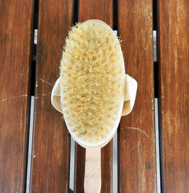 NEW Wooden Long Handle Body Rubbing Shower Brushes in Health & Special Needs in Belleville - Image 2