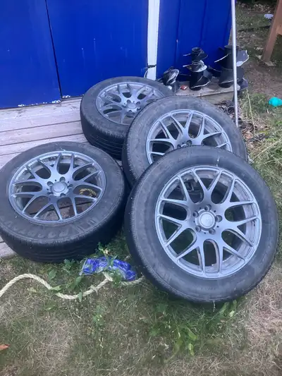 I have a set of rims and tires came off 2014 Rav4 no leaks or plugs tire only have about 25000km sti...