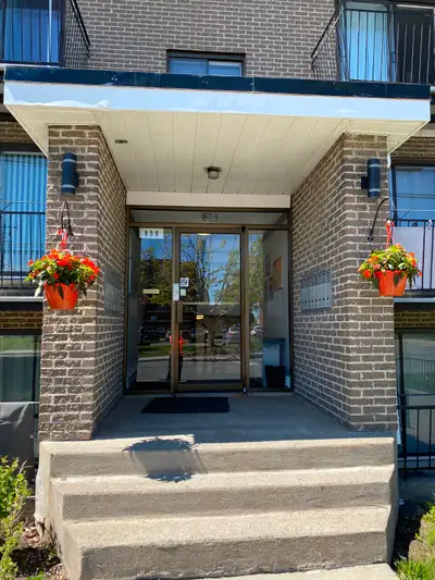 Longueuil 4 ½ BIEN ÉCLAIRÉ disponible 1er AVRIL 2026. Immeuble avec bornes de recharges autos électr...