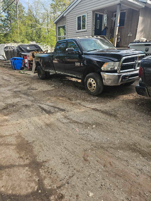 2014 Ram 3500 SLT Dually 4x4 in Cars & Trucks in Muskoka - Image 2