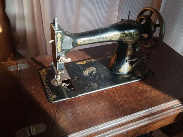 Antique Singer Treadle Sewing Machine in Arts & Collectibles in Saskatoon
