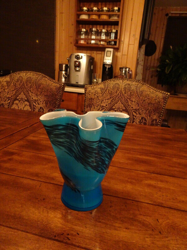 Superbe vase bleu en verre dans Décoration intérieure et accessoires  à Longueuil/Rive Sud