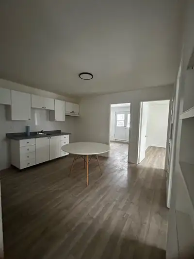 À louer : Appartement 4 ½ fraîchement rénové, idéalement situé à deux pas de l’université. Ce logeme...