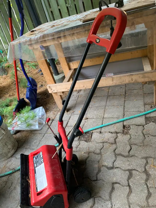 Light weight electric snow blower in Snowblowers in City of Toronto - Image 2