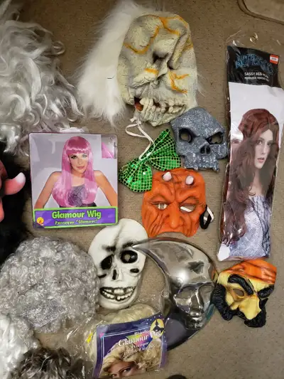 *** HALLOWE'EN WIGS & MASKS LOT 1 ***, View more