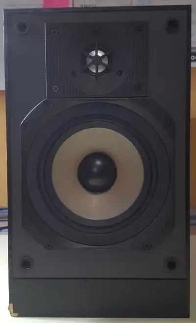 Used but in good working condition. Made in Canada. One speaker only (the other one had an accident)...