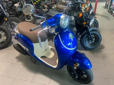2024 Honda Giorno Scooter. 820km. Includes 2 helmets and bike cover.