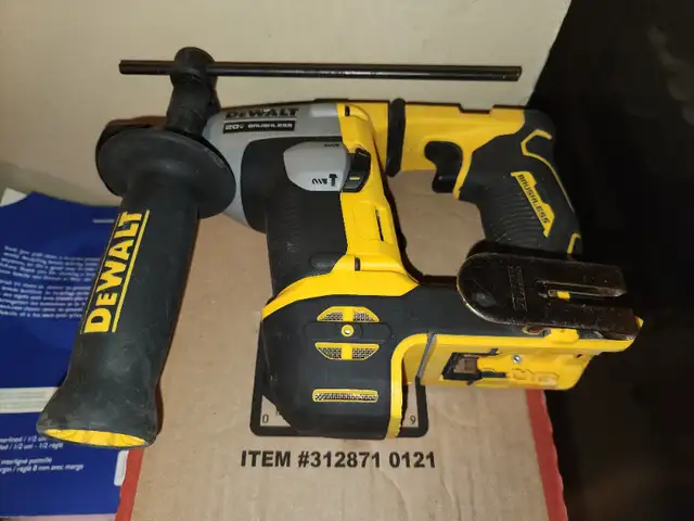 DEWALT 20V MAX ATOMIC Lithium-Ion   5/8"  SDS Plus Hammer Drill in Power Tools in Windsor Region - Image 3
