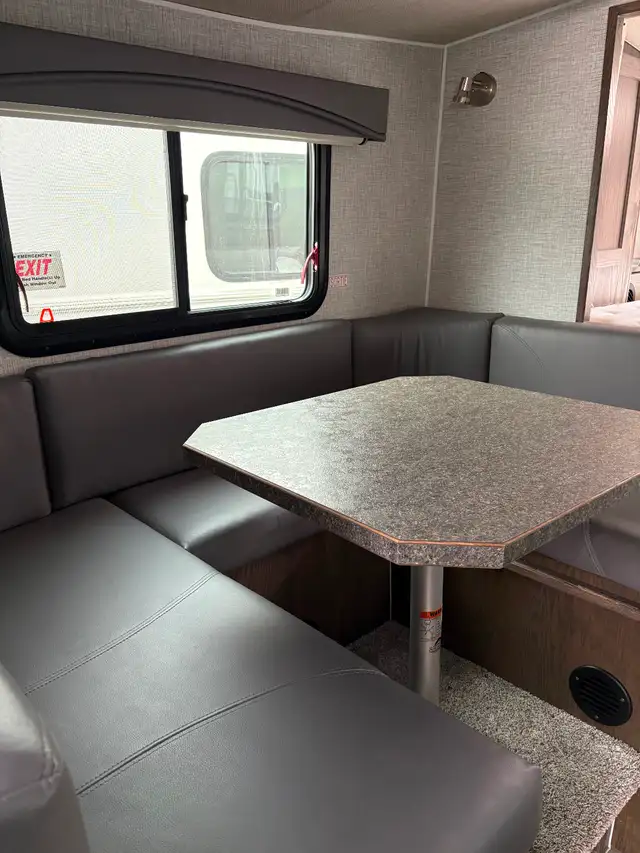 Campeur porté Northern Lite 9.6 Sportsman plus in Travel Trailers & Campers in Granby - Image 6