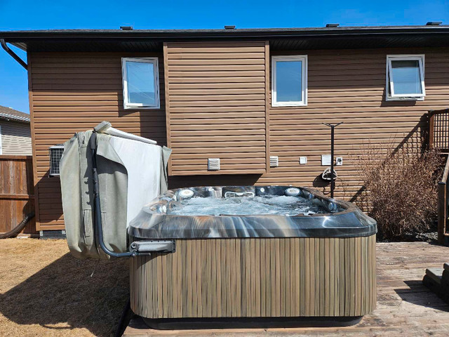 Jacuzzi J365 Hot Tub in Hot Tubs & Pools in Portage la Prairie - Image 4