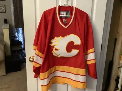 NEW - NEVER WORN - MEN’S X-LARGE CALGARY FLAMES CCM STANLEY CUP VINTAGE JERSEY WITH 1989 CHAMPION PA...