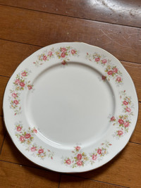 5 dinner plates , Duchess, made in England 