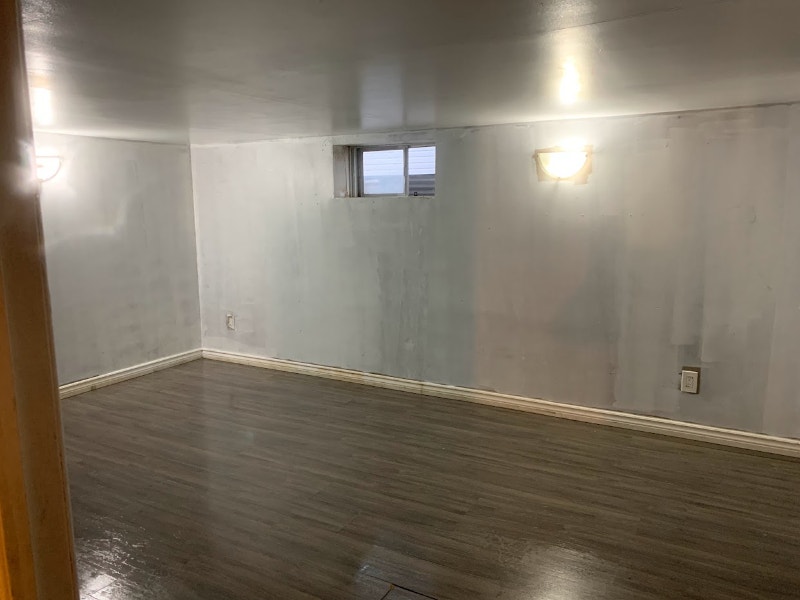 Apartment 2 bedrooms in basement in downtown Cornwall for rent Long