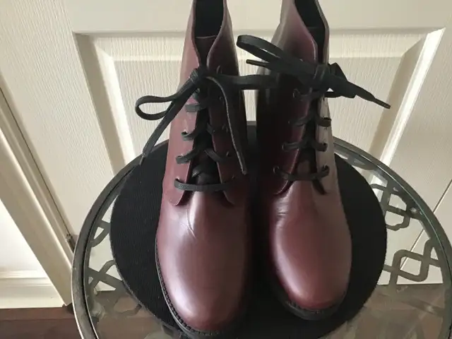 Burgundy Leather Ankle Boots in Women's - Shoes in Markham / York Region - Image 2