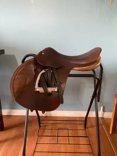 Pariani English saddle Medium gullet 16.5 inch seat Used but in good condition Does not come with st...