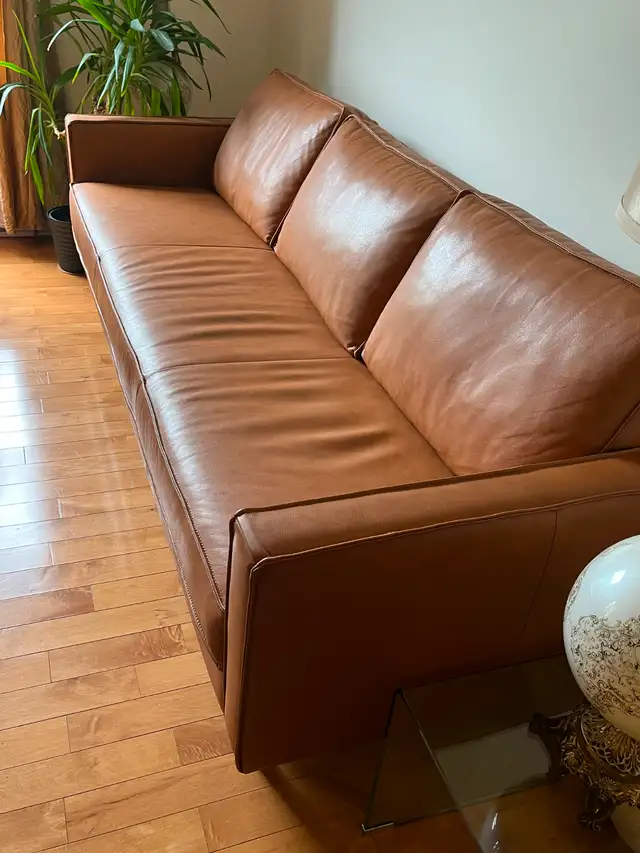 Leather Sofa; Almost New; Excellent conditions; Moving!!!62863737111554121