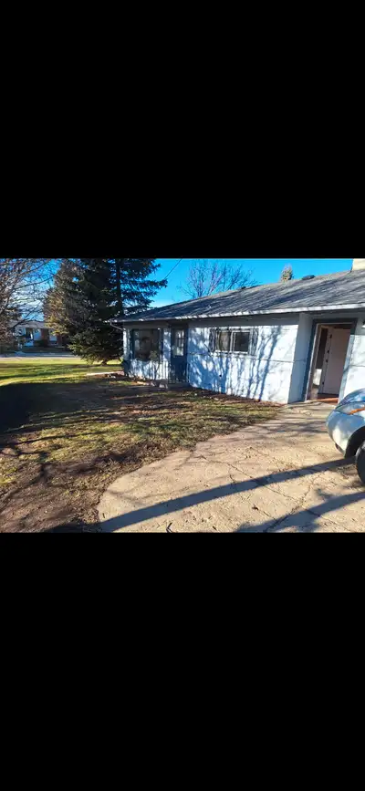 2 bedroom house with attached single car garage for rent in Inni
