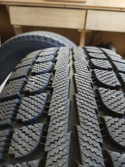4 Pneus d'hiver identique 235/65/16 sur rim d'acier. Moins de 1000 km d'usure, presque neuf. Etait s...