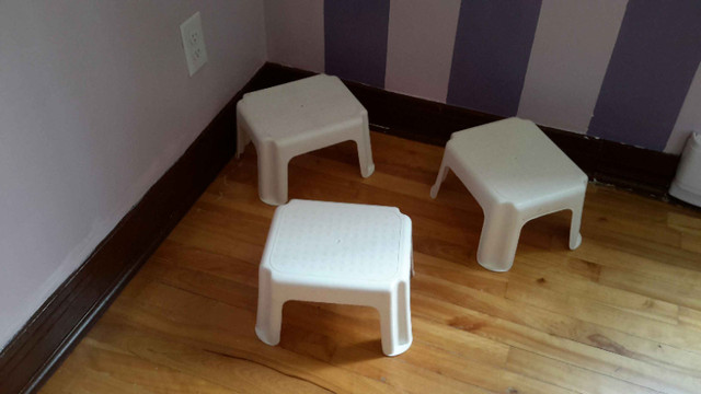 3 chaises blanches dans Autre  à Ville de Montréal - Image 4