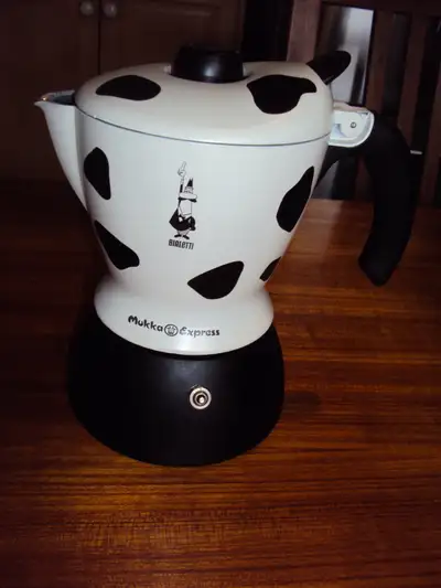 Cafetière de marque Bialetti, modèle Mukka Express. Permet de faire des cappuccinos directement sur...