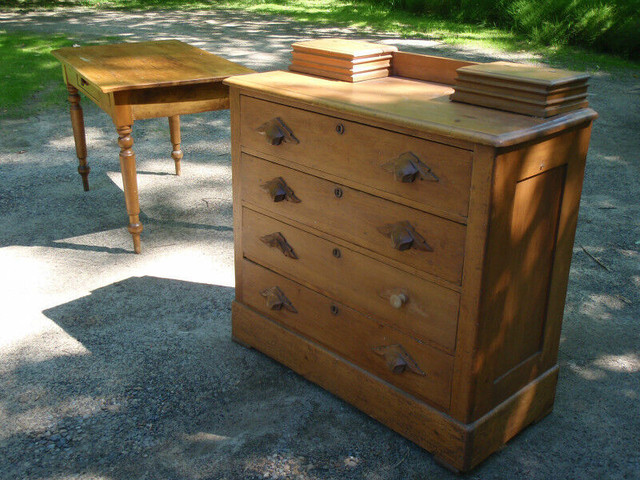 Antique Quebec Pine Chest of Drawers in Great Condition $395 dans Commodes et armoires  à Ouest de l’Île