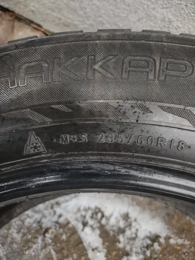 4 pneus hiver Nokian Hakkapeliitta 235-60R18 bon état in Other in Laval / North Shore - Image 6