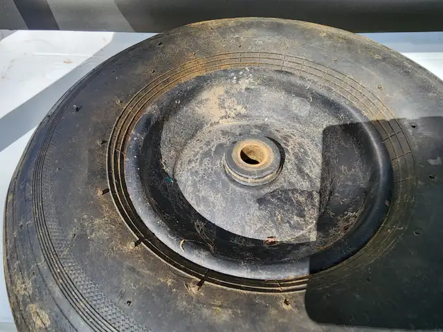 Wheelbarrow Wheel & Rim Combination 4.00x6" No Cracks Holds Air in Outdoor Tools & Storage in Windsor Region - Image 8