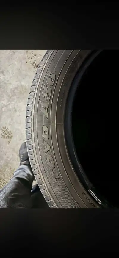 Je vends un ensemble de pneus Toyo A36, taille P225/55R19, parfaits pour votre véhicule. Ces pneus s...