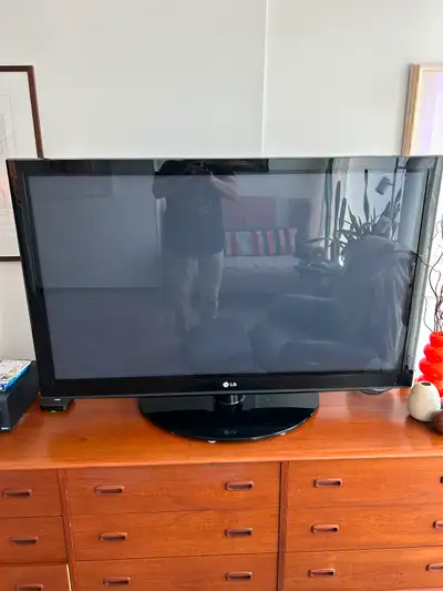 This is LG television with bright colours in good quality condition The price is $50 or best offer