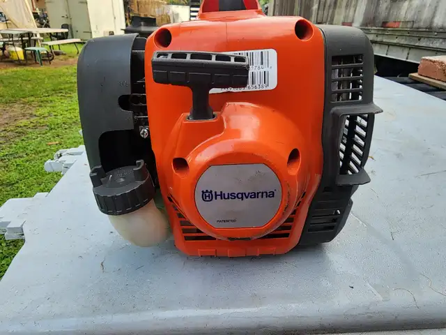 Husqvarna 122C Weedwacker Trimmer, 16" Gasoline, 0.8 HP in Outdoor Tools & Storage in Windsor Region - Image 7