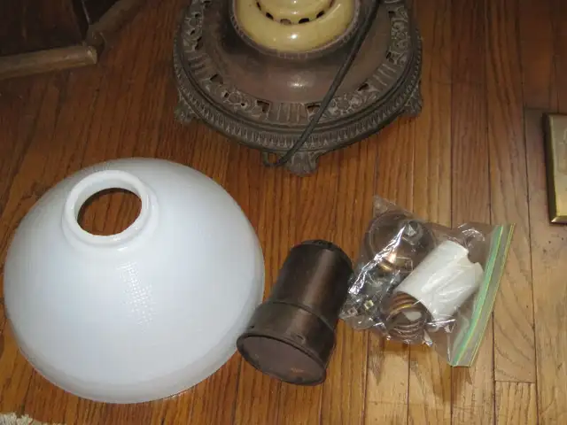 Antique Copper Bronze Trilight Lamp, Vintage Hanging Brass Lamps in Arts & Collectibles in Oakville / Halton Region - Image 5