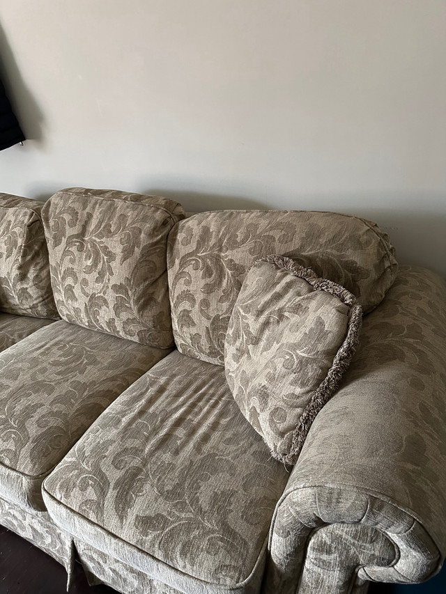 Large couch in Couches & Futons in London - Image 3
